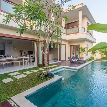 Villa Tepi Sungai Legian Habitación foto
